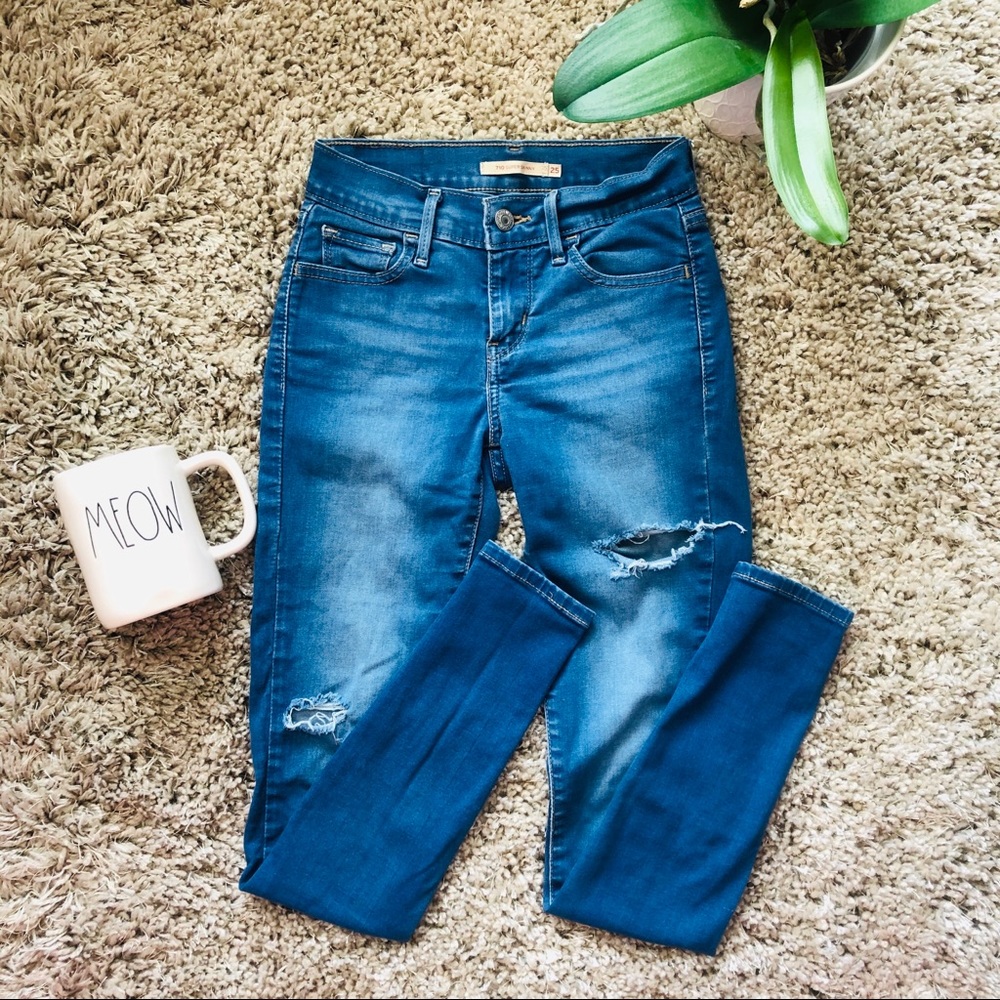 Ripped Levi’s skinny jeans